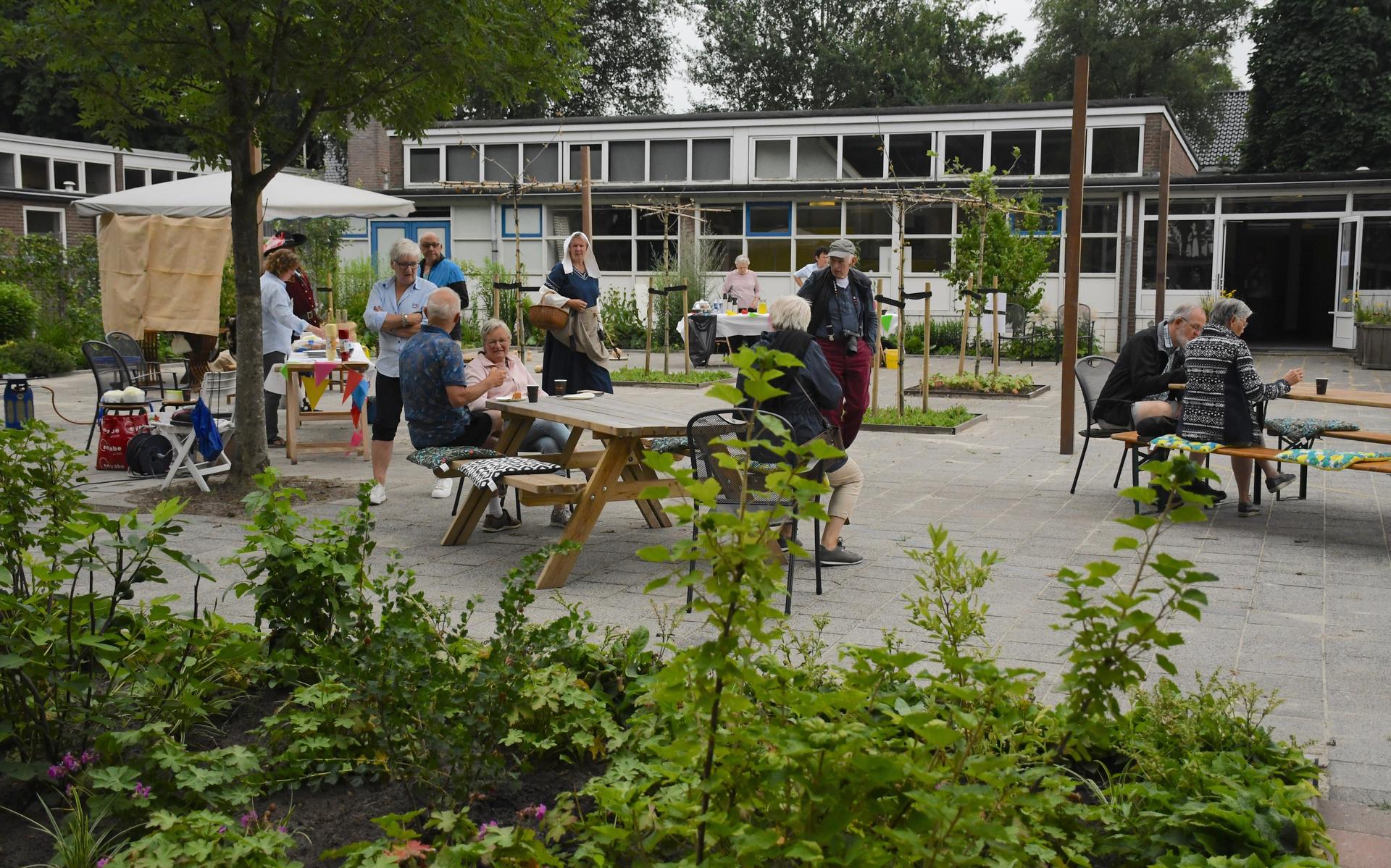 Gezelligheid op het museumplein van Onderduikersmuseum de Duikelaar.