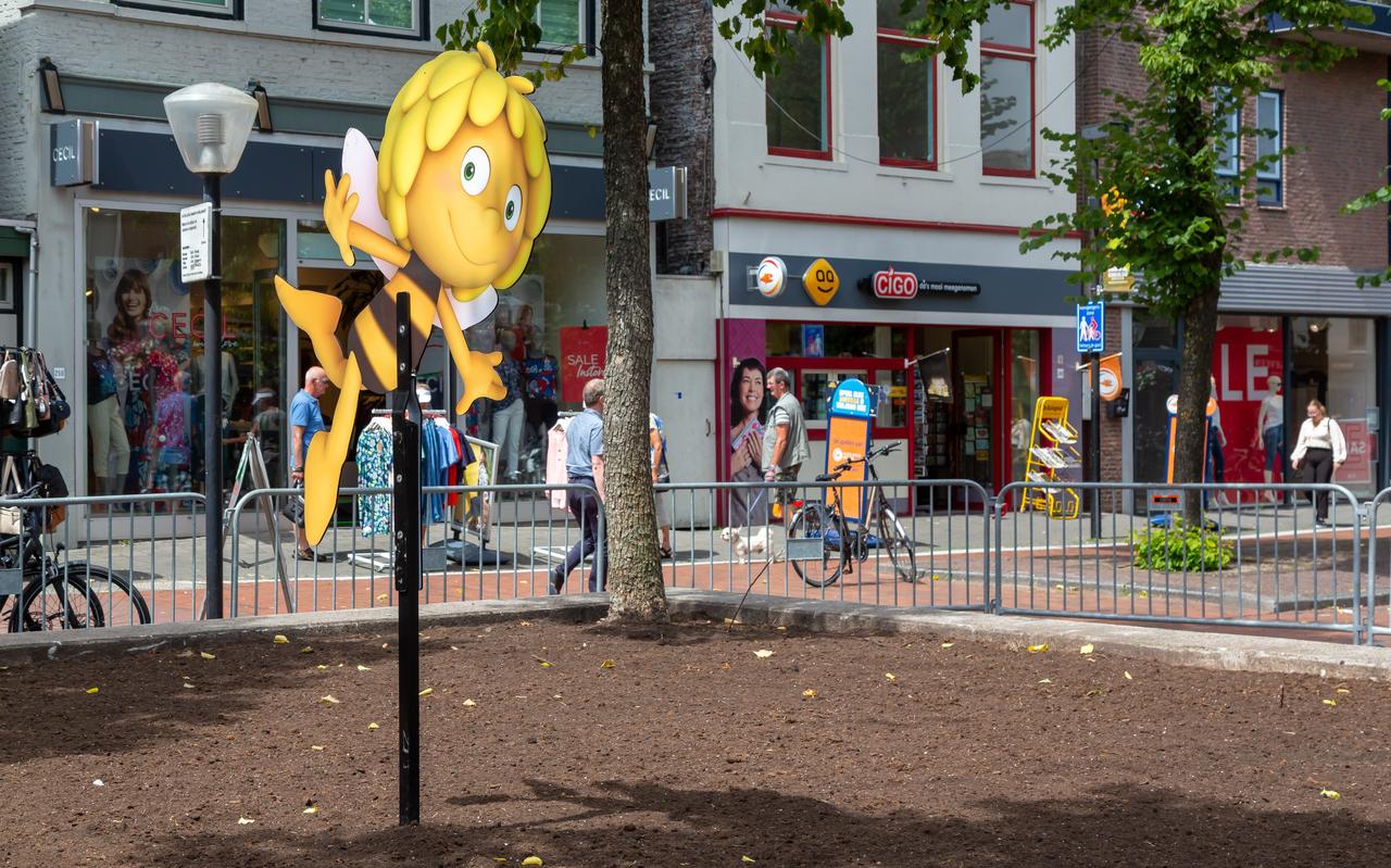 De plantenbakken aan Hoofdstraat-Zuid worden opnieuw beplant, Maya is al klaar voor de nieuwe bloemen. De plantenbakken aan Hoofdstraat-Zuid worden opnieuw beplant, Maya is al klaar voor de nieuwe bloemen.