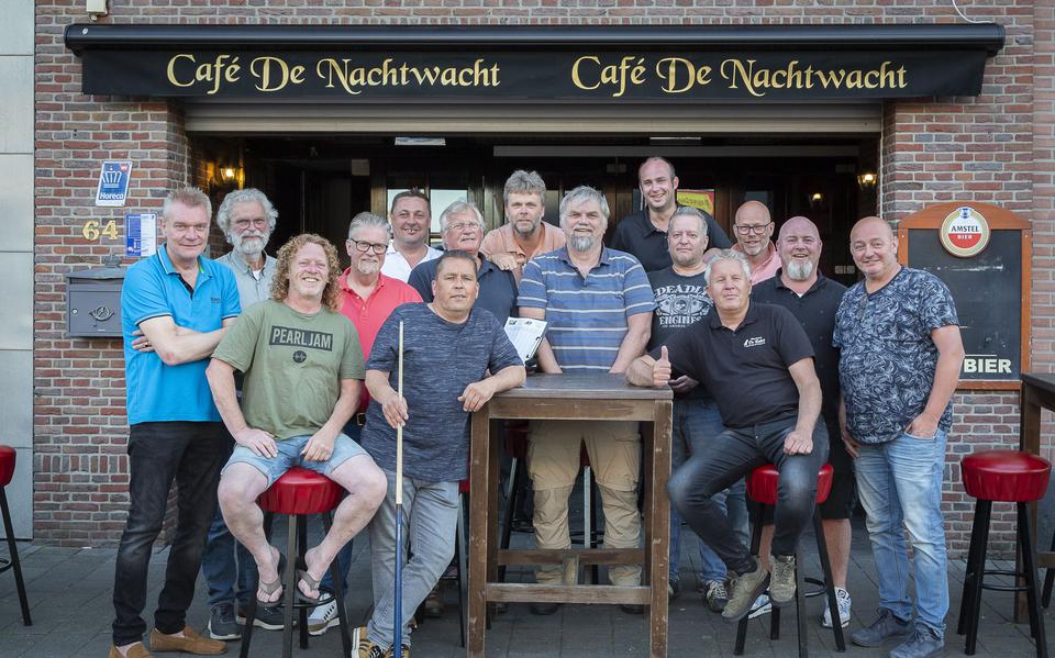 De deelnemers aan het kampioenschap biljarten van 't Naadje bij Café De Nachtwacht.