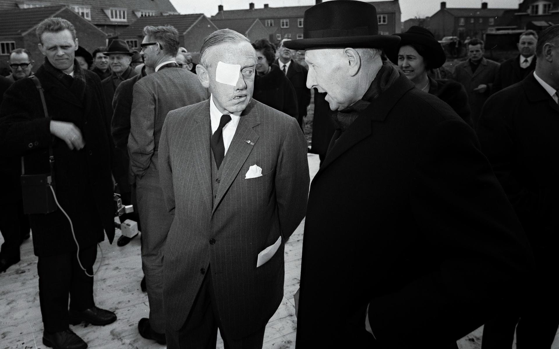 De 'beruchte' foto waarop de onbekende reporter links in beeld staat. In het midden: Dick Gaarlandt, oud-burgemeester van Gasselte en Emmen en tussen 1964 en 1974 Commissaris van de Koningin in Drenthe. 