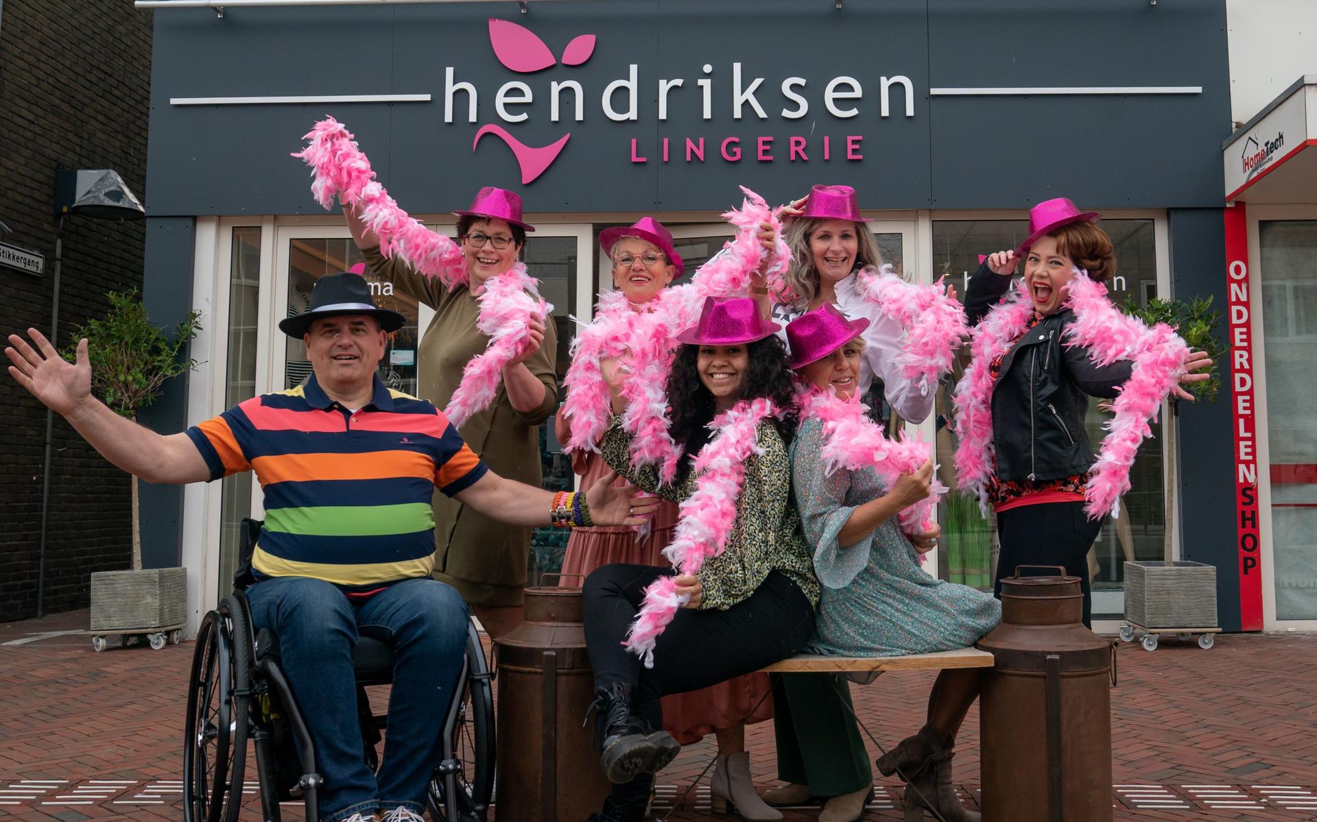 Team van Hendriksen lingerie met roze hoeden en boa sjaals.