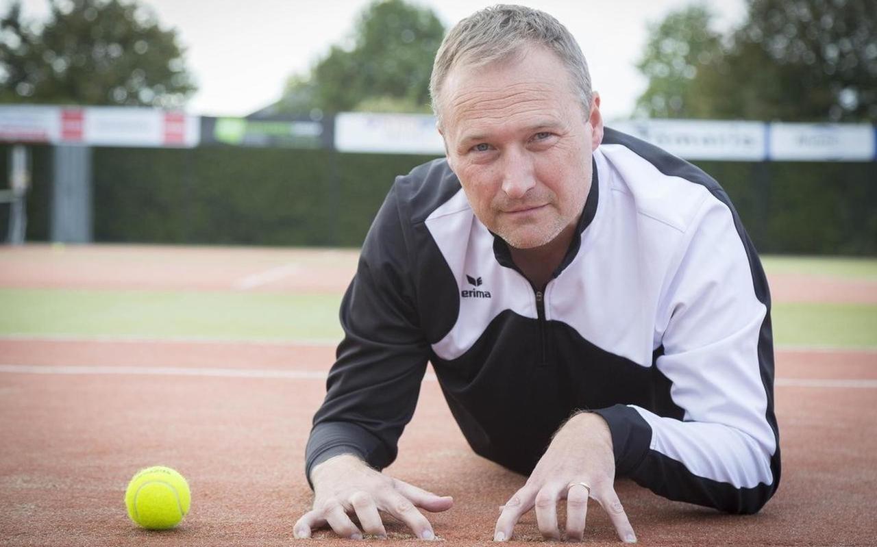 Vincent Martijn van TC de Weide op een versleten tennisbaan. Vincent Martijn van TC de Weide op een versleten tennisbaan.