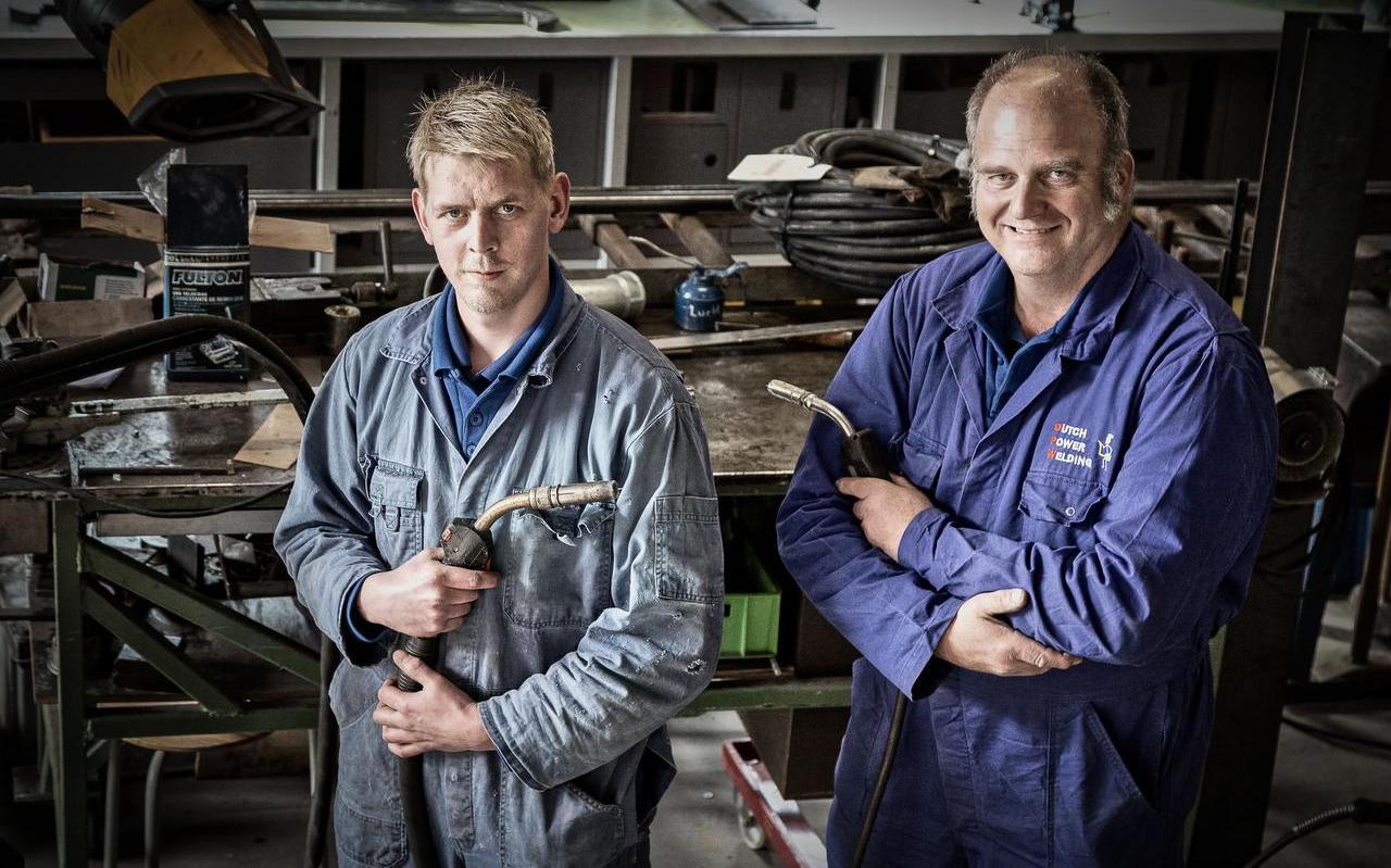Jan van Neer (rechts) en collega Pieter, die als leerling begon. Jan van Neer (rechts) en collega Pieter, die als leerling begon.