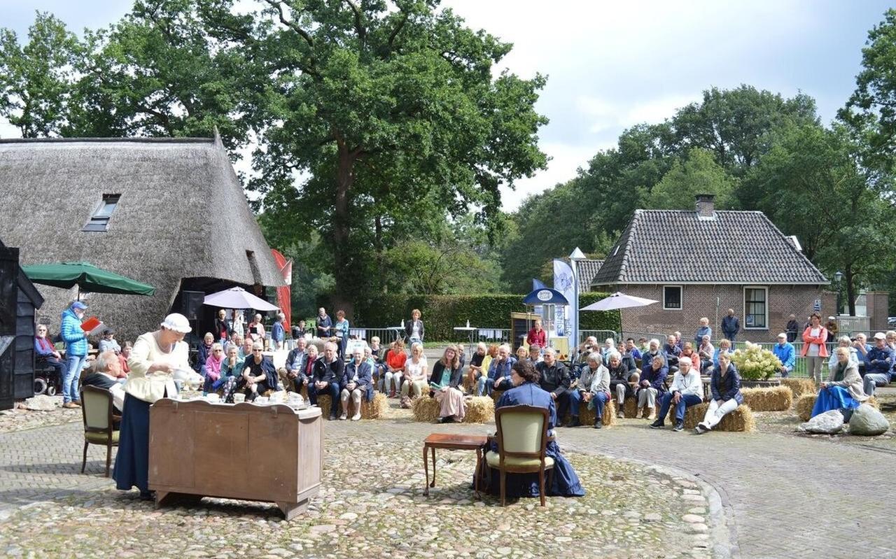 Vorig jaar was het nog feestelijk op de brink in Echten, met de uitvoering van de eenakter ‘Zij mint de koetsier’, ter gelegenheid van de opening van het Huus met de Belle. Vorig jaar was het nog feestelijk op de brink in Echten, met de uitvoering van de eenakter ‘Zij mint de koetsier’, ter gelegenheid van de opening van het Huus met de Belle.
