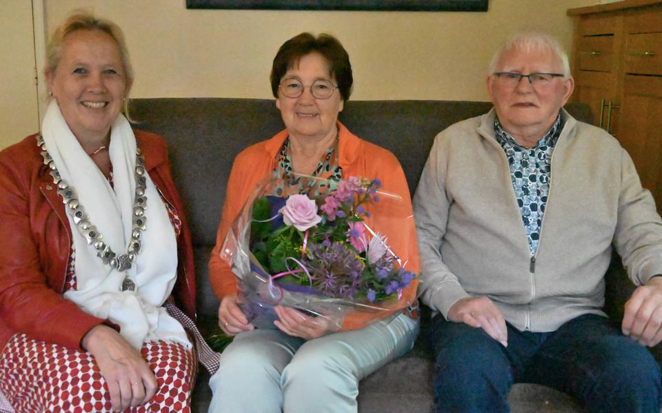 Jan en Annie Benning met burgemeester Inge Nieuwenhuizen.