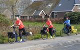 Daar gaan de dames over het fietspad in Koekange: voorop Erna Bijsterbosch, gevolgd door Albi Popken en daarachter op de eBike Aukje Kuyer, die haar medereizigers straks 2500 kilometer bij probeert te houden.