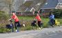 Daar gaan de dames over het fietspad in Koekange: voorop Erna Bijsterbosch, gevolgd door Albi Popken en daarachter op de eBike Aukje Kuyer, die haar medereizigers straks 2500 kilometer bij probeert te houden.