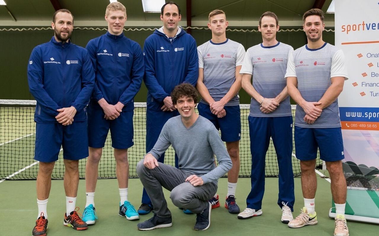 Zo zag 'Heren 1' van TC Suthwalda er vorig seizoen nog uit. Staand van links naar rechts: Boy Westerhof, Jarno Jans, Floris Kilian, Niels Visker, Erik Dallinga en Tim van Terheijden. Hurkend vooraan: Martin Bolderman. Op deze archieffoto ontbreken nieuweling Miliaan Niesten en reservespeler Sander Jans. Zo zag 'Heren 1' van TC Suthwalda er vorig seizoen nog uit. Staand van links naar rechts: Boy Westerhof, Jarno Jans, Floris Kilian, Niels Visker, Erik Dallinga en Tim van Terheijden. Hurkend vooraan: Martin Bolderman. Op deze archieffoto ontbreken nieuweling Miliaan Niesten en reservespeler Sander Jans.