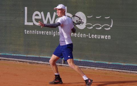 Het grote tennistalent Jarno Jans won paasmaandag opnieuw zijn enkelspel namens TC Suthwalda.