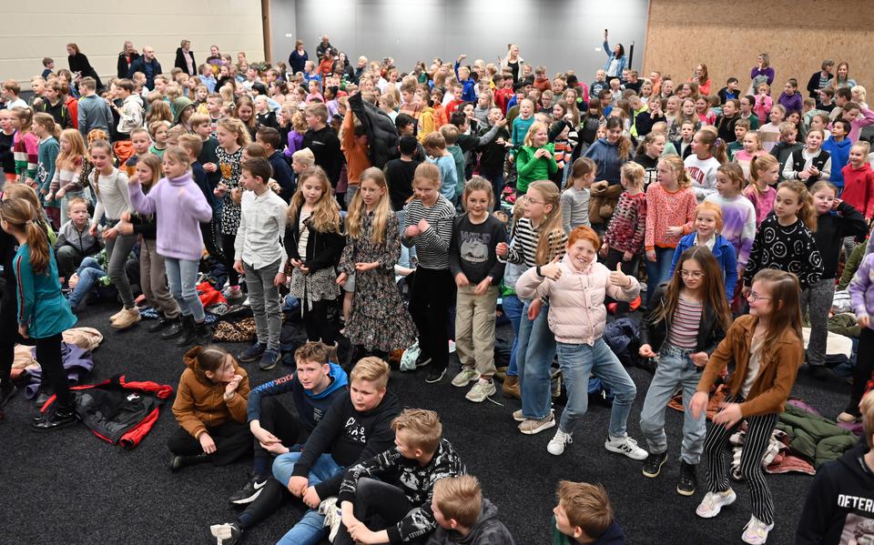 Zo'n vijfhonderd schoolkinderen maakten de presentatie van hun boek Paleis De Wolden mee in het Wolderhuus. Het werd een groot feest, zeker toen 'Europapa' en later 'Atje voor de sfeer' door de speakers schalden.