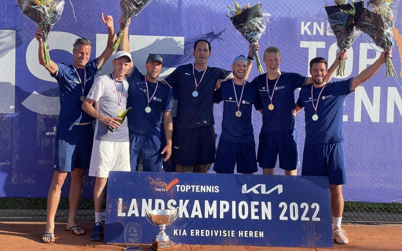 Het herenteam van TC Suthwalda heeft zondag in Beneden-Leeuwen de landstitel geprolongeerd. Van links naar rechts: Jasper Smit, Erik Dallinga, Boy Westerhof, Floris Kilian, Miliaan Niesten, Jarno Jans en Tim van Terheijden. Het herenteam van TC Suthwalda heeft zondag in Beneden-Leeuwen de landstitel geprolongeerd. Van links naar rechts: Jasper Smit, Erik Dallinga, Boy Westerhof, Floris Kilian, Miliaan Niesten, Jarno Jans en Tim van Terheijden.