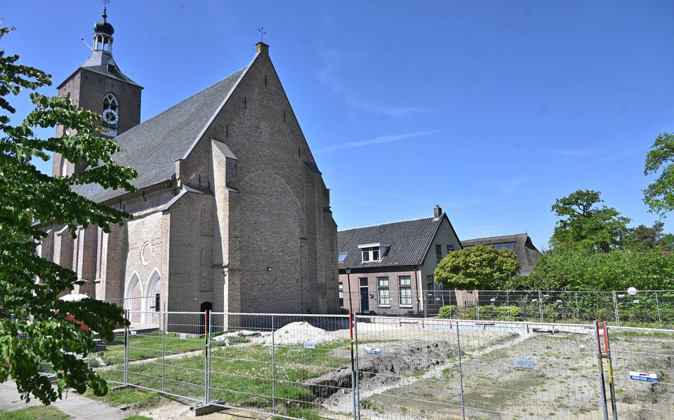 Het terrein achter de Mariakerk in Ruinen ligt er desolaat bij sinds de bouwwerkzaamheden afgebroken zijn.