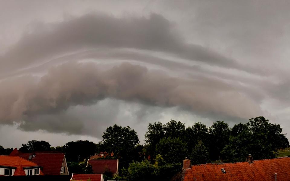 De onweersbui van 4 juli produceerde ook nog een fraaie shelfcloud die tegen 18 uur tussen Meppel en Steenwijk zichtbaar was. 