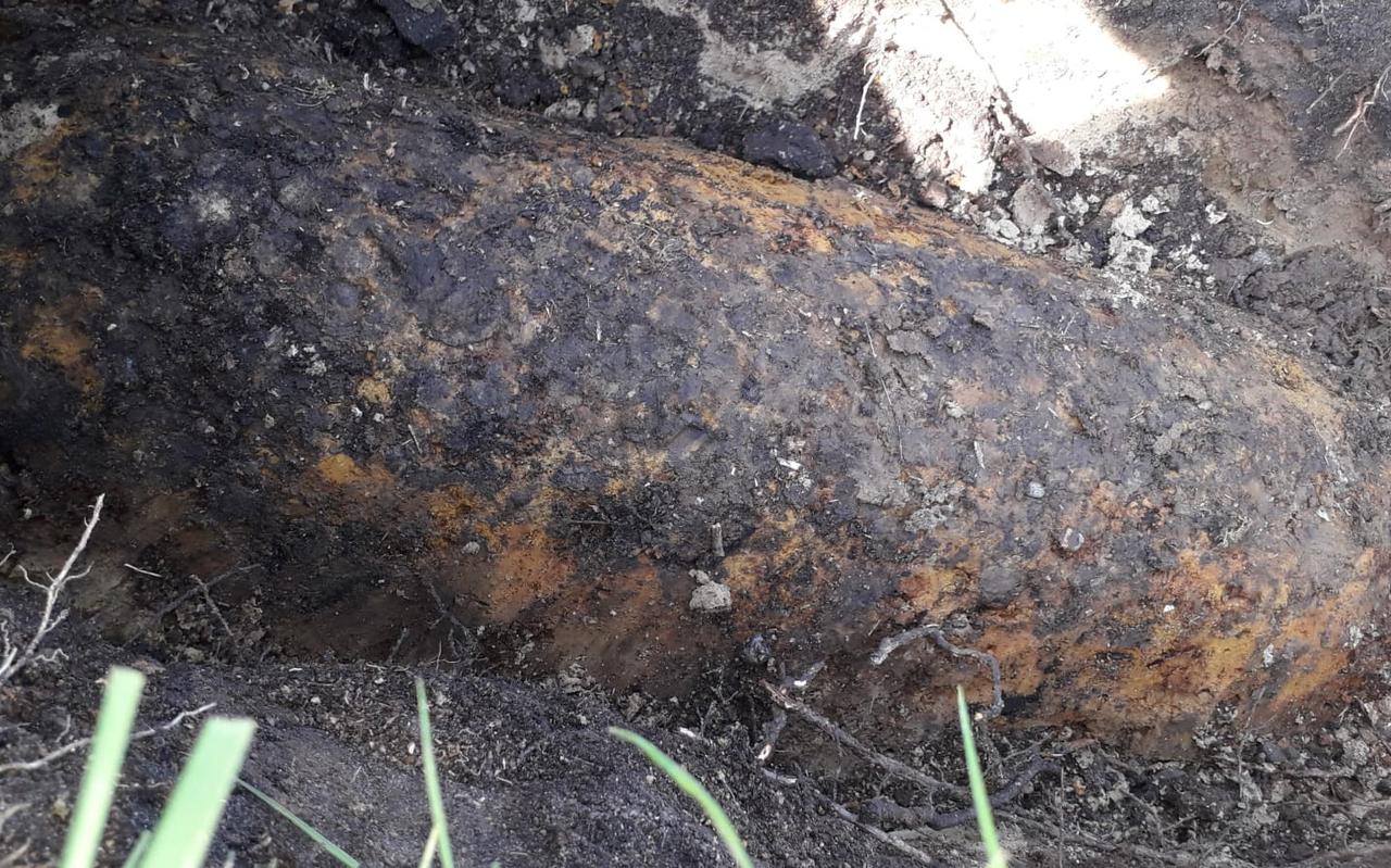 De vliegtuigbom die is gevonden in de buurt bij de kazerne. De vliegtuigbom die is gevonden in de buurt bij de kazerne.