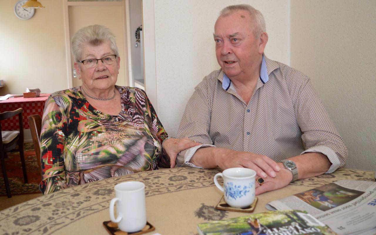 Henk en Klaasje Neutel zitten genoeglijk aan tafel en vertellen over hun leven. Henk en Klaasje Neutel zitten genoeglijk aan tafel en vertellen over hun leven.