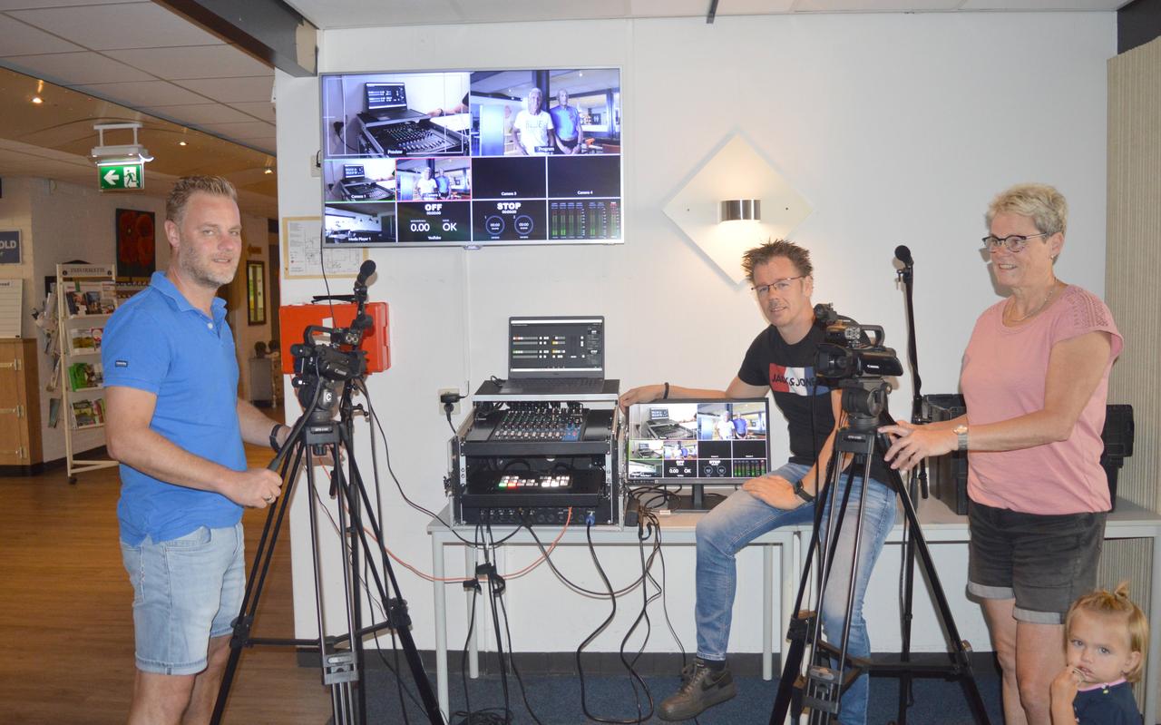 De Wolden Online met van links naar rechts Dennis van der Sleen, Ronald Buld en Jennie Zwiers. Rechtsboven in het scherm zijn Jan Buiter en Sjoerd Meijer te zien. De Wolden Online met van links naar rechts Dennis van der Sleen, Ronald Buld en Jennie Zwiers. Rechtsboven in het scherm zijn Jan Buiter en Sjoerd Meijer te zien.