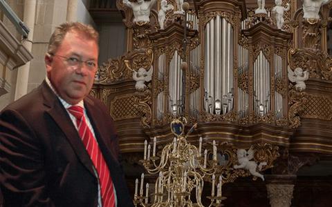 Het orgel wordt deze avond bespeeld door Harry Hamer uit 'orgelstad' Kampen.