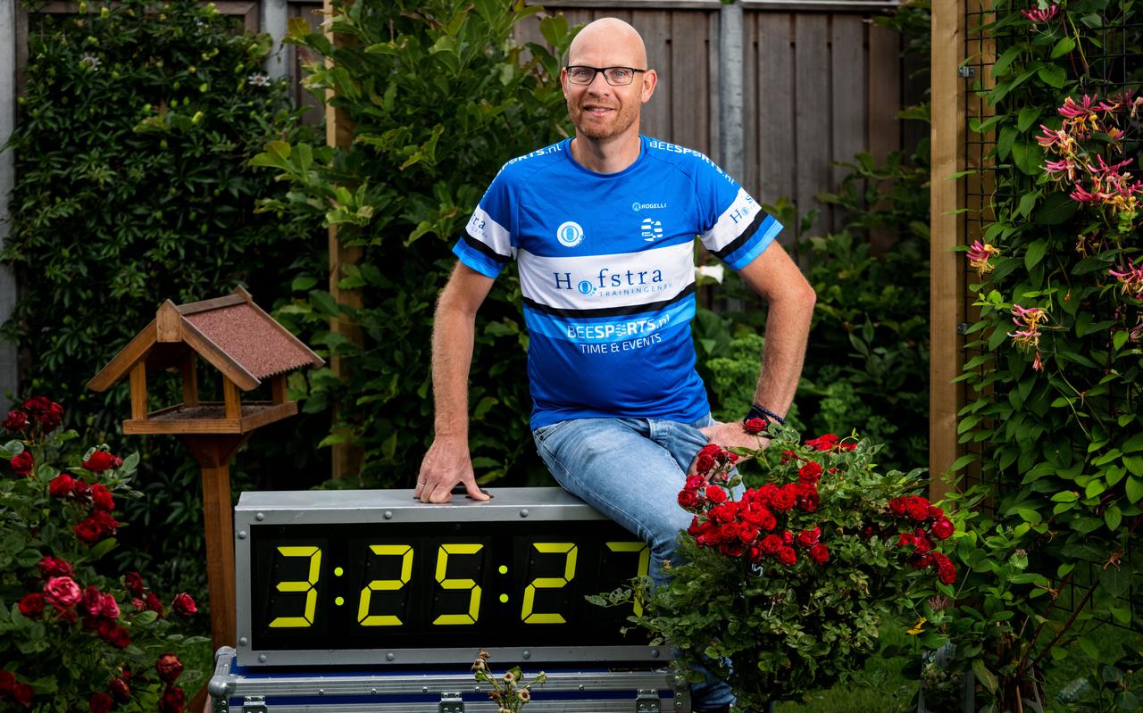 Erik Kuijer organiseert en registreert hardloopwedstrijden. Hij registreert de tijden van de deelnemers. Zijn allereerste ultraloop van 50 kilometer liep hij in 3:25:27 uur. Erik Kuijer organiseert en registreert hardloopwedstrijden. Hij registreert de tijden van de deelnemers. Zijn allereerste ultraloop van 50 kilometer liep hij in 3:25:27 uur.
