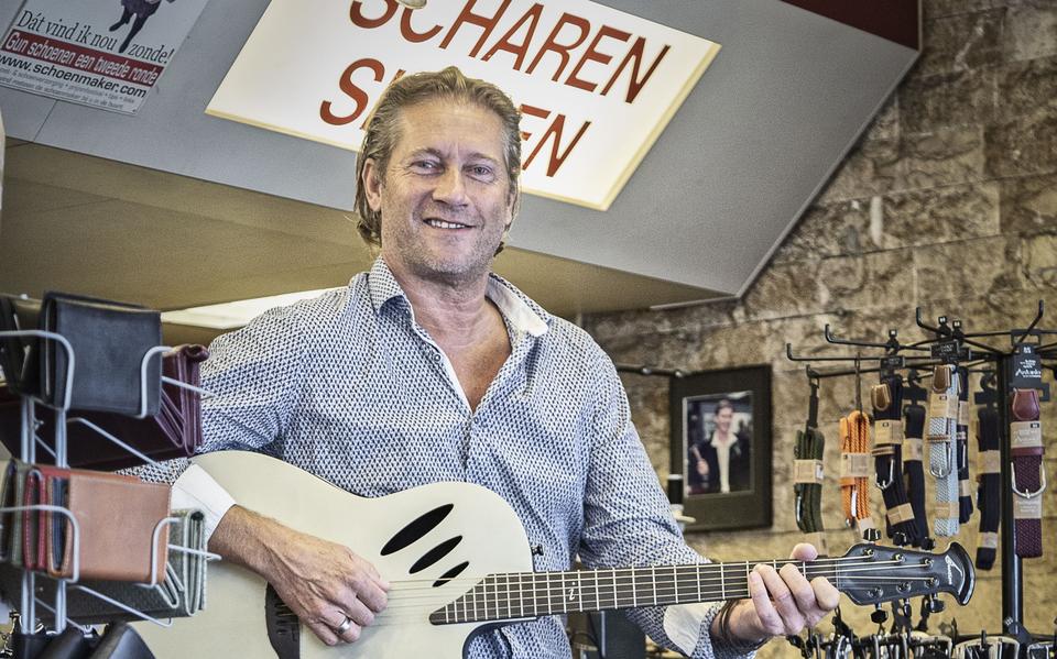 Schoenmaker en muzikant Niko Petstra in zijn zaak.