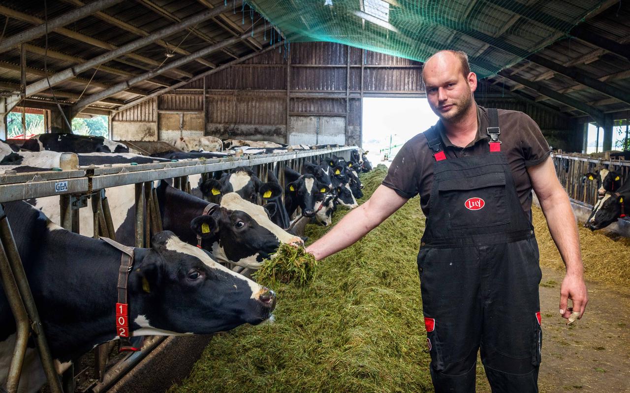 Veehouder Jan Brouwer in Nijeveen: "Voeren met vers gras hebben we anderhalve maand stilgezet.” Veehouder Jan Brouwer in Nijeveen: "Voeren met vers gras hebben we anderhalve maand stilgezet.”