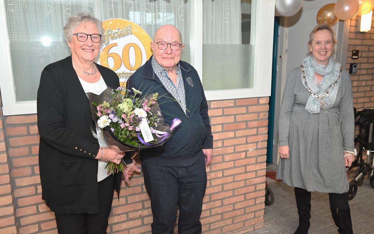 Burgemeester Inge Nieuwenhuizen kwam woensdagmorgen bloemen brengen voor Annie en Harry Vos.