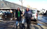 Melkveehouder Tijmens  ontving een  meiboom uit handen van Miranda Wesselink.
