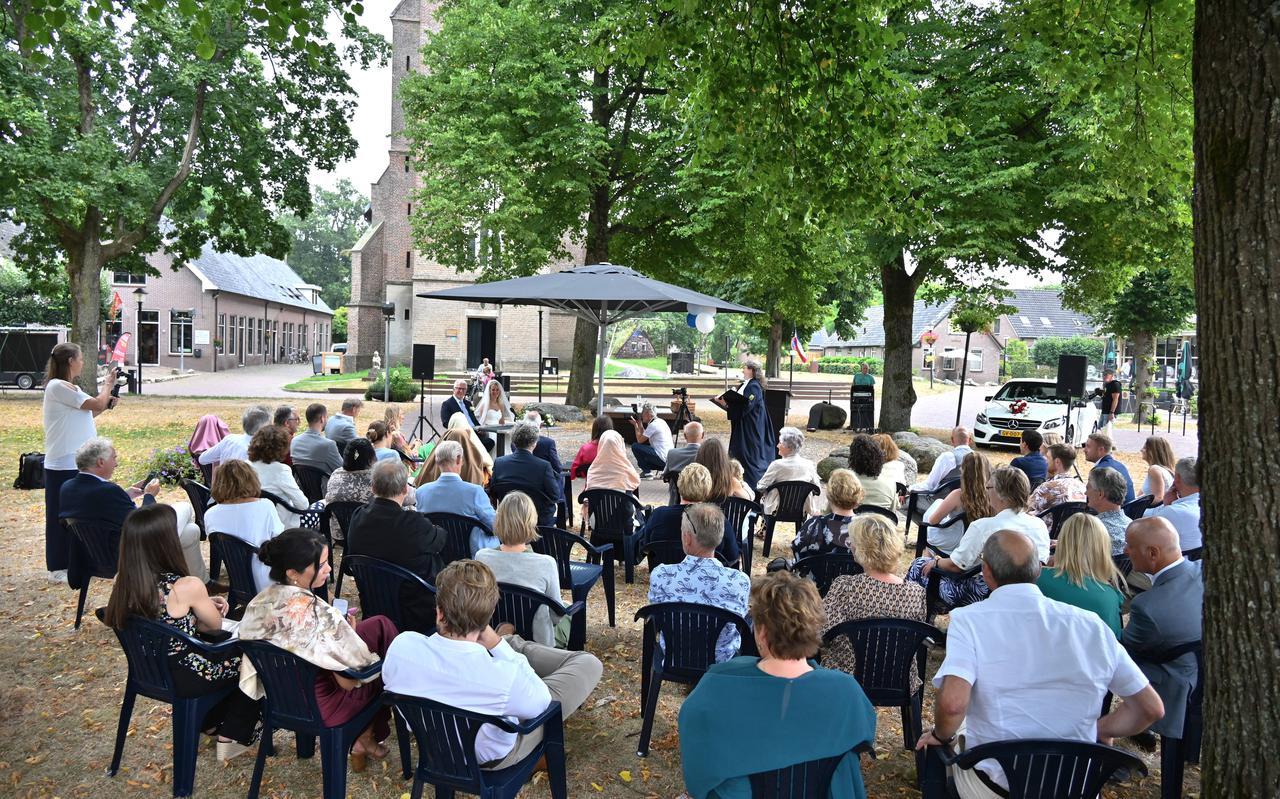Voor het eerst vond woensdagmiddag een trouwerij plaats midden op de Brink in Ruinen.  Het bruidspaar woont in Maastricht.