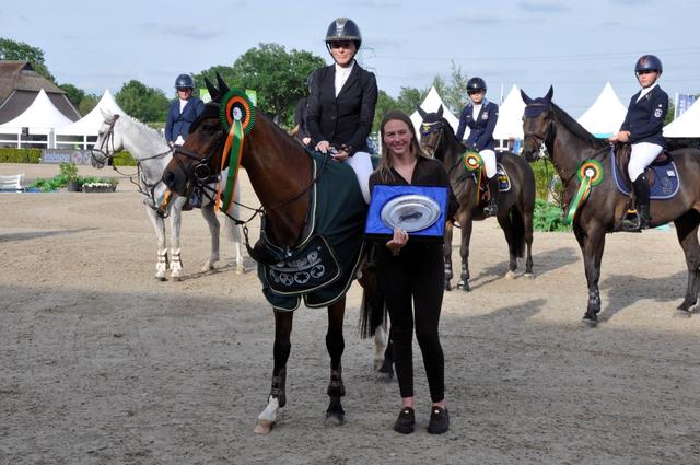 Wilhelmus klinkt voor ponyruiter Mienie Vos op CH De Wolden. Grand Prix Children gaat naar Duitsland