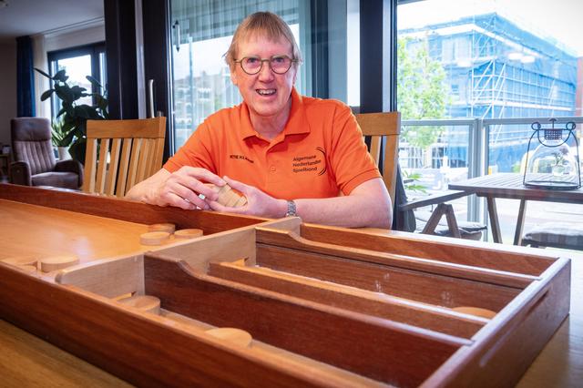 Hennie (64) uit Hoogeveen en Herman (58) uit Ter Apel doen mee aan WK sjoelen in Zwartemeer. ‘De spa