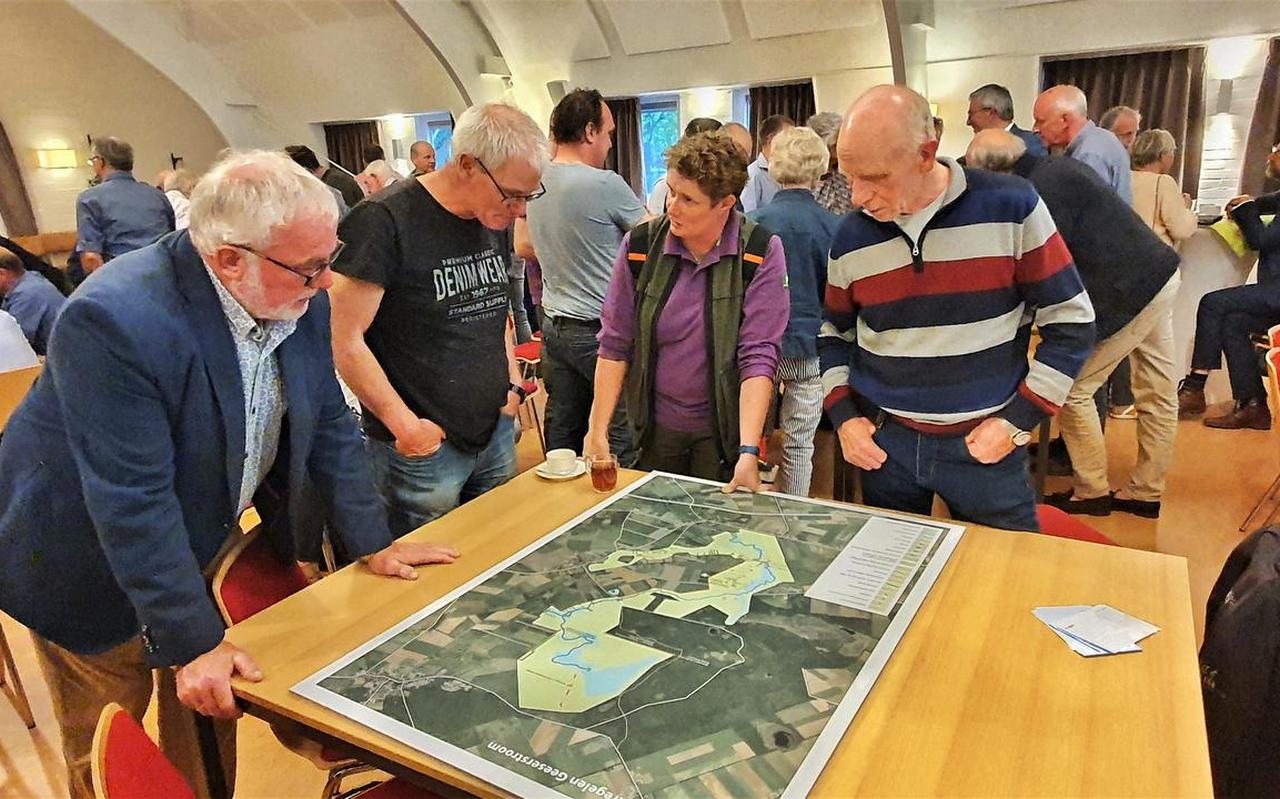 De drukbezochte informatiebijeenkomst over de herinrichting van de Geeserstroom in dorpshuis De Hesselerhof in Oosterhesselen. De drukbezochte informatiebijeenkomst over de herinrichting van de Geeserstroom in dorpshuis De Hesselerhof in Oosterhesselen.