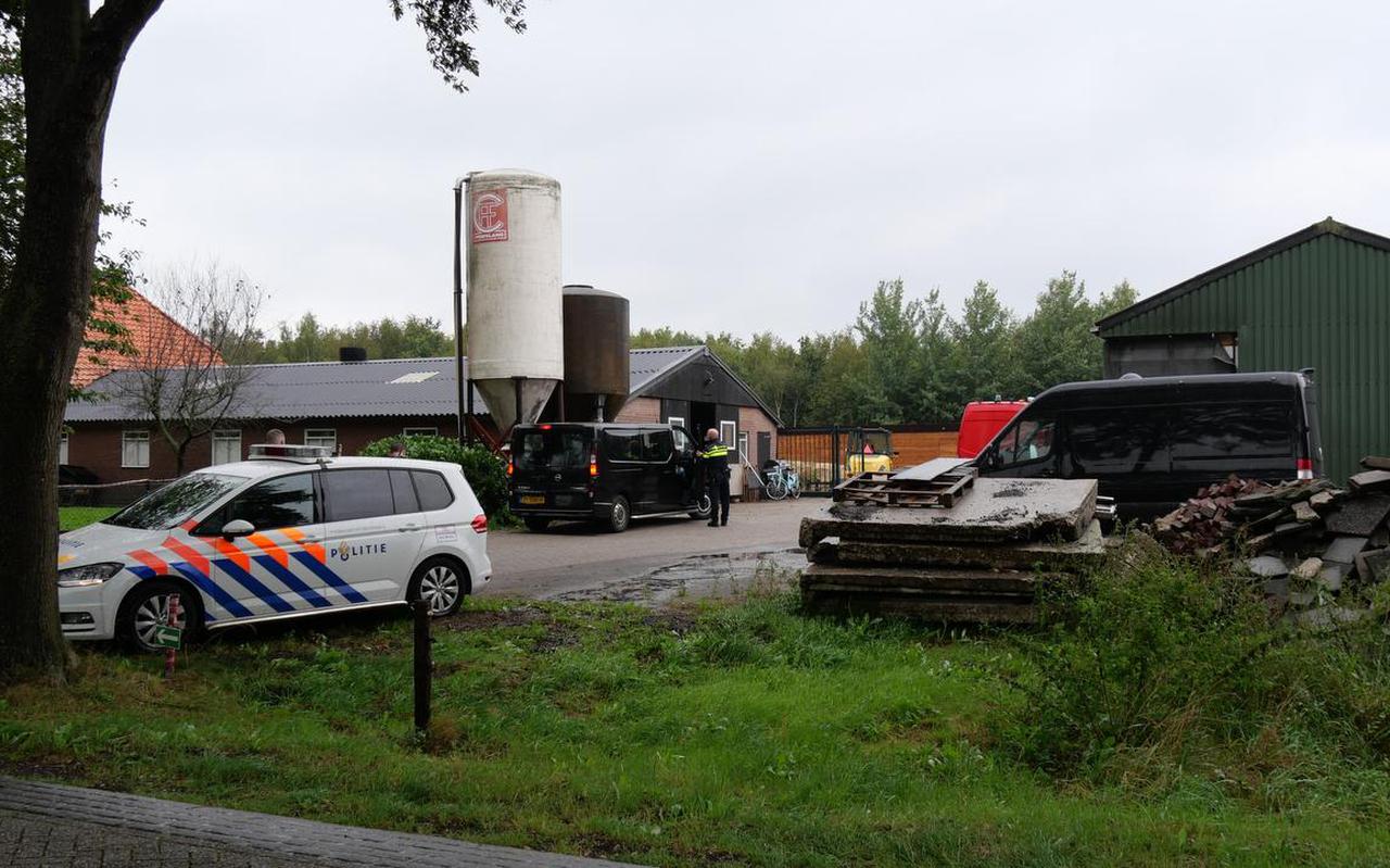 De politie ontmantelt een drugslab in Hollandscheveld.