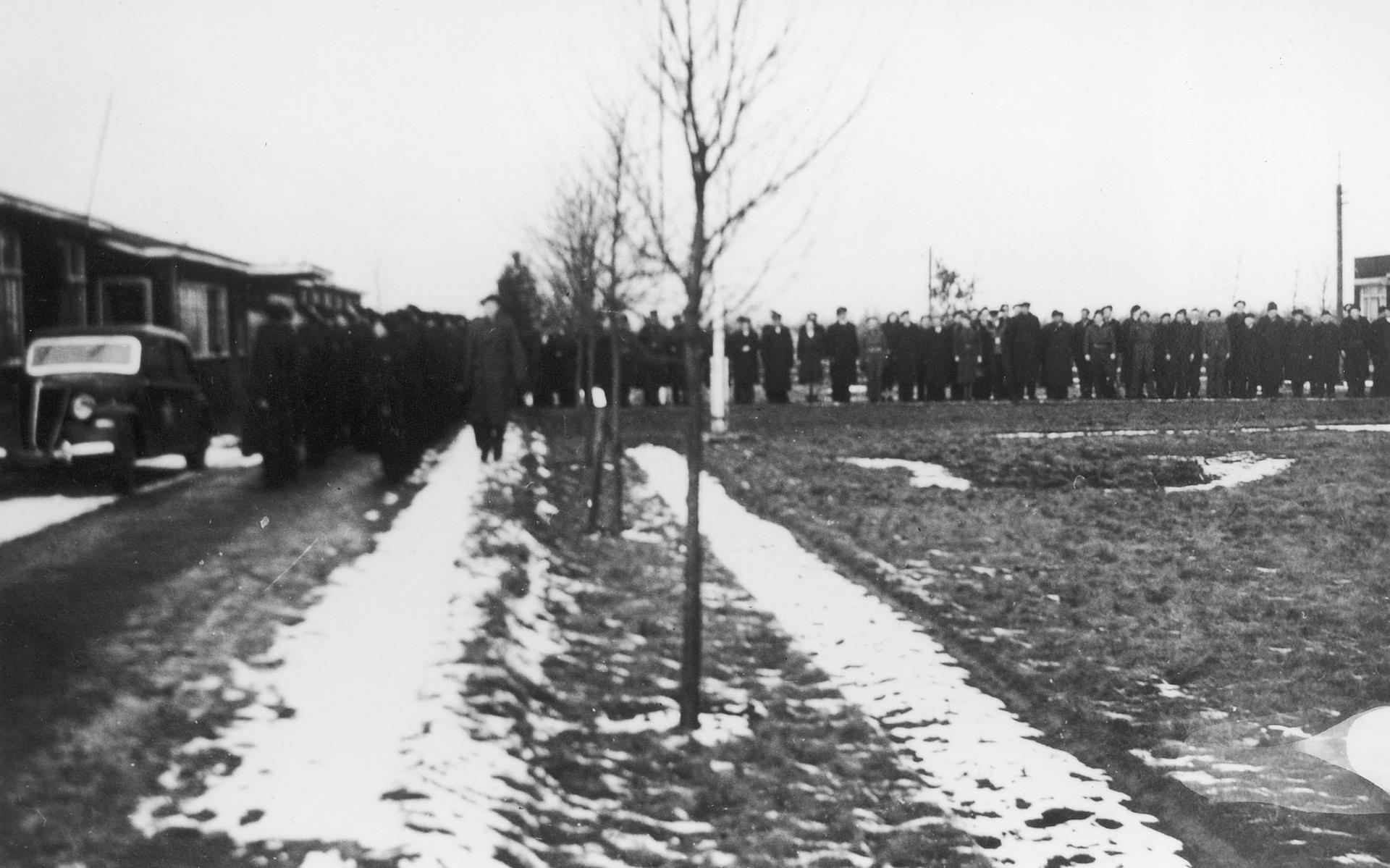 Een groep 'foute' Nederlanders in Interneringskamp Westerbork. 