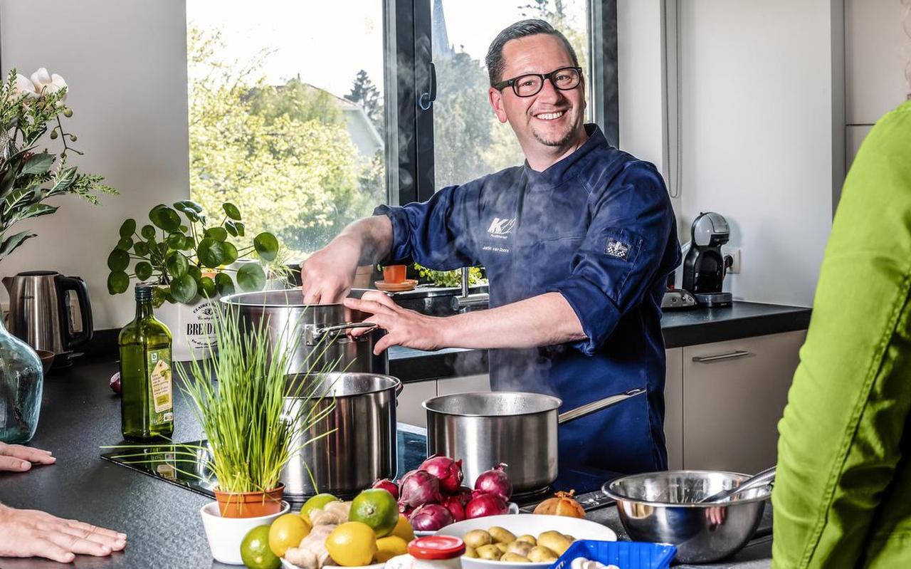 Justin van Doorn: „Koken brengt structuur in je leven en voedt lichaam en geest.” Justin van Doorn: „Koken brengt structuur in je leven en voedt lichaam en geest.”
