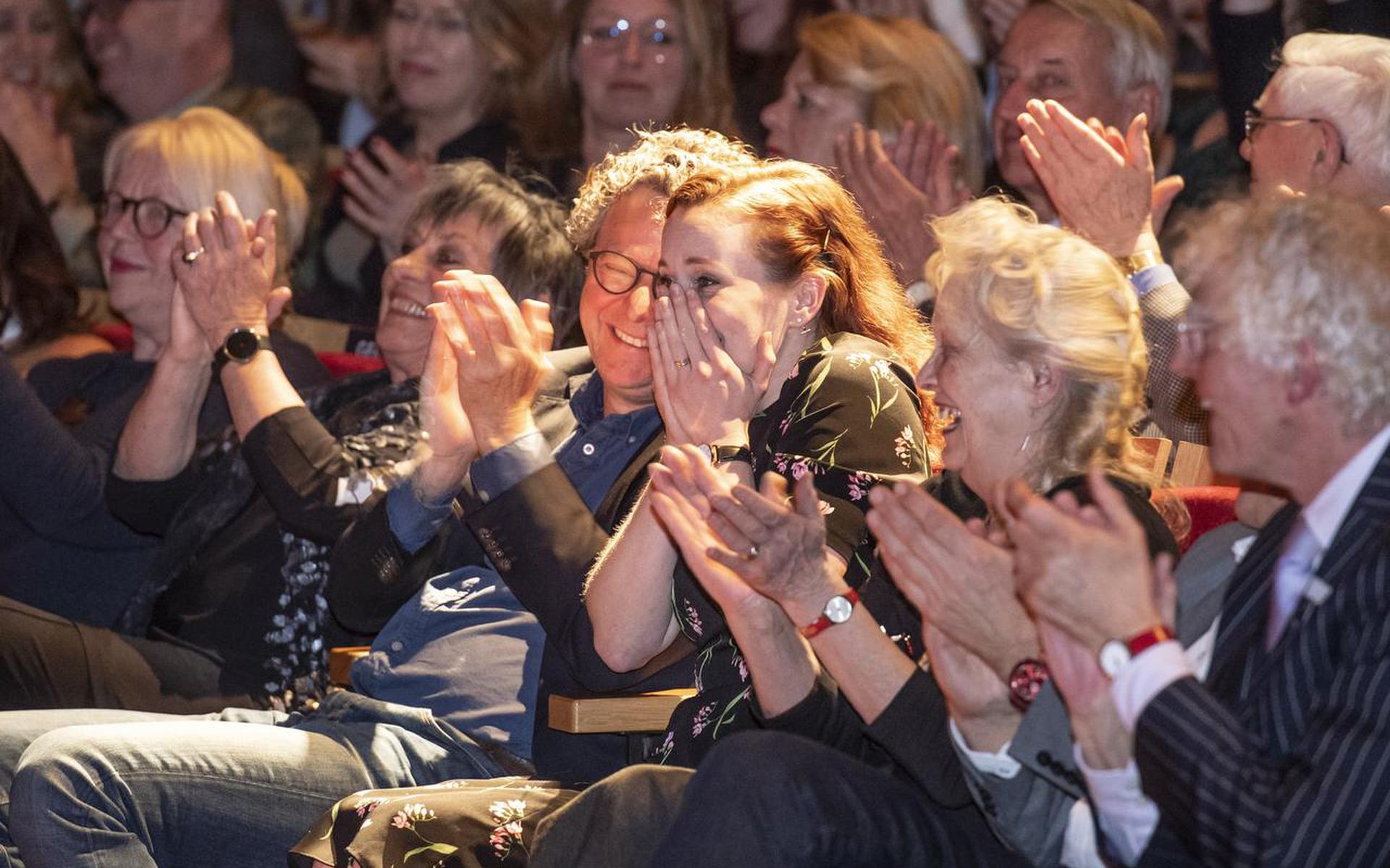 Christel Kroese hoort net dat ze de Drentse Anjerprijs heeft gewonnen.