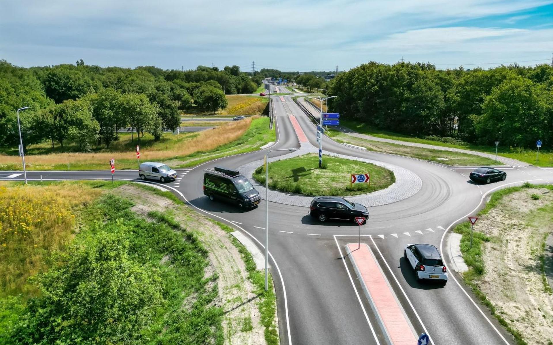 Na tien maanden hard werken is de rotonde op de Middenveldweg in Hoogeveen eindelijk klaar. Het verkeer vanaf Hoogeveen, via de Toldijk, kan nu veel sneller de A28 op. De nieuwe rotondes laten het verkeer voortaan vlotter doorstromen. De kruising met de Toldijk kreeg nieuwe verkeerslichten, bij De Stroom is een ‘turbo-rotonde’ aangelegd en het verkeer van en naar de snelweg verloopt voortaan vlotjes via een ‘kluifrotonde’. Het vastlopen van het verkeer, met name tijdens de spits, moet hiermee tot het verleden behoren. Toch zijn er verschillende klachten binnen gekomen over de talud richting Fluitenberg. Veel mensen 'schrikken' van de abrupte bocht, zonder vangrail.