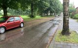 Een nat geregende straat in Groningen.