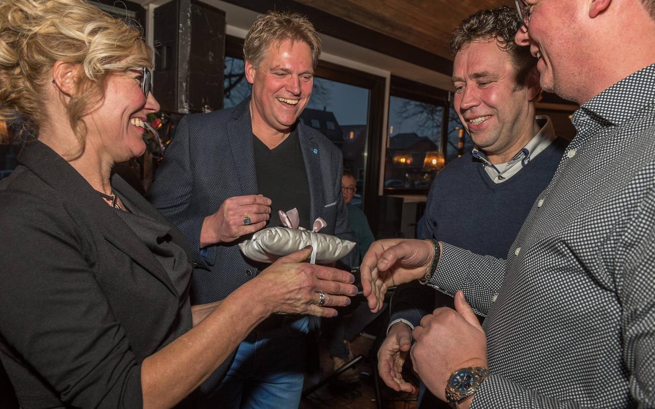 Roelie en Gert Boverhof bij de feestelijke opening van ‘t Wapen van Ruinen in 2019. Geheel rechts Jan Bork met daar links naast Ronald Luning. Roelie en Gert Boverhof bij de feestelijke opening van ‘t Wapen van Ruinen in 2019. Geheel rechts Jan Bork met daar links naast Ronald Luning.