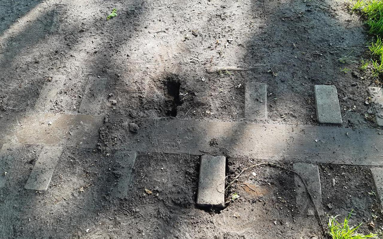 De stenen van de zonnewijzer op het Roekpad in Echten zijn eruit getrokken en weggegooid. Foto: Els de Jong