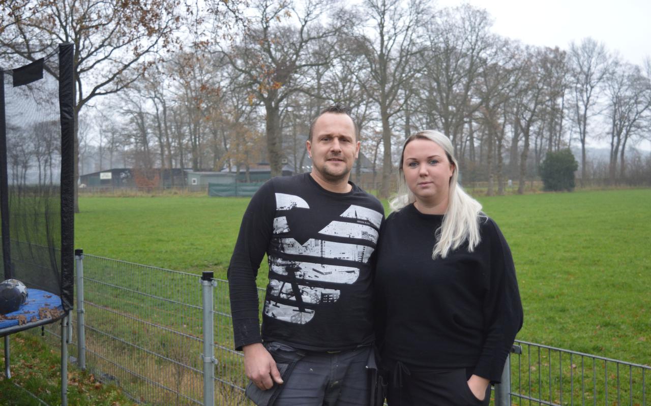 Jacob Slager en Kimberley Bloemhof uit Ruinerwold, met op de achtergrond het perceel waar motorcamping The Big Oaks is gevestigd. Jacob Slager en Kimberley Bloemhof uit Ruinerwold, met op de achtergrond het perceel waar motorcamping The Big Oaks is gevestigd.