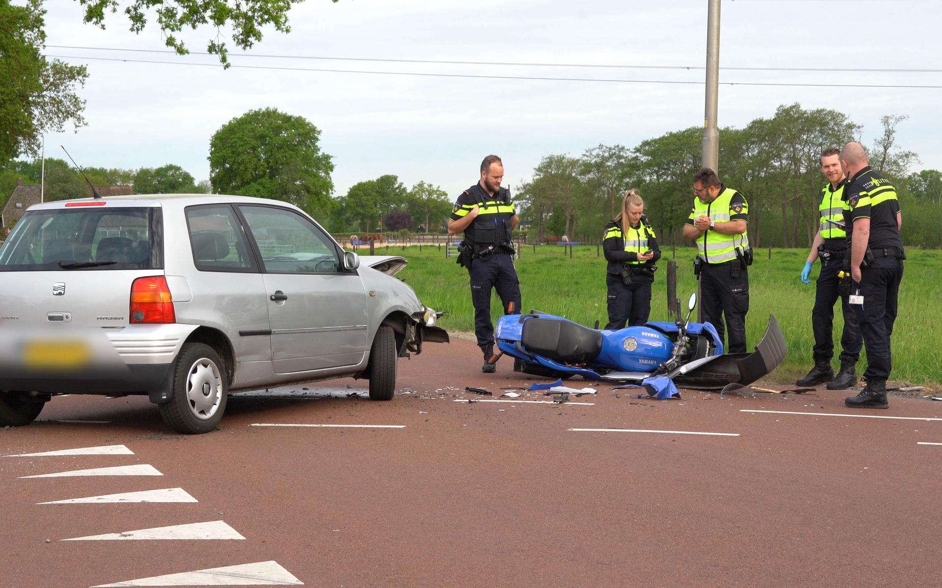 Motor botst frontaal tegen auto bij Zuidwolde. Bestuurder gewond - hoogeveenschecourant.nl