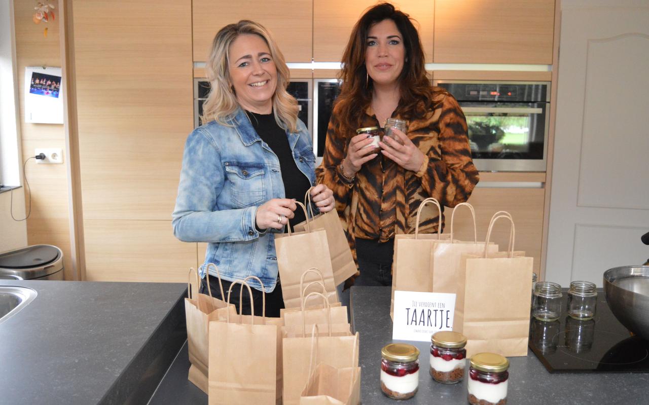 Een kapster en een pedicure uit Zuidwolde die tijdelijk taartjes bakken, verkopen en zelf bezorgen. Links Seline van der Haar en rechts Maartje Klooster. Een kapster en een pedicure uit Zuidwolde die tijdelijk taartjes bakken, verkopen en zelf bezorgen. Links Seline van der Haar en rechts Maartje Klooster.