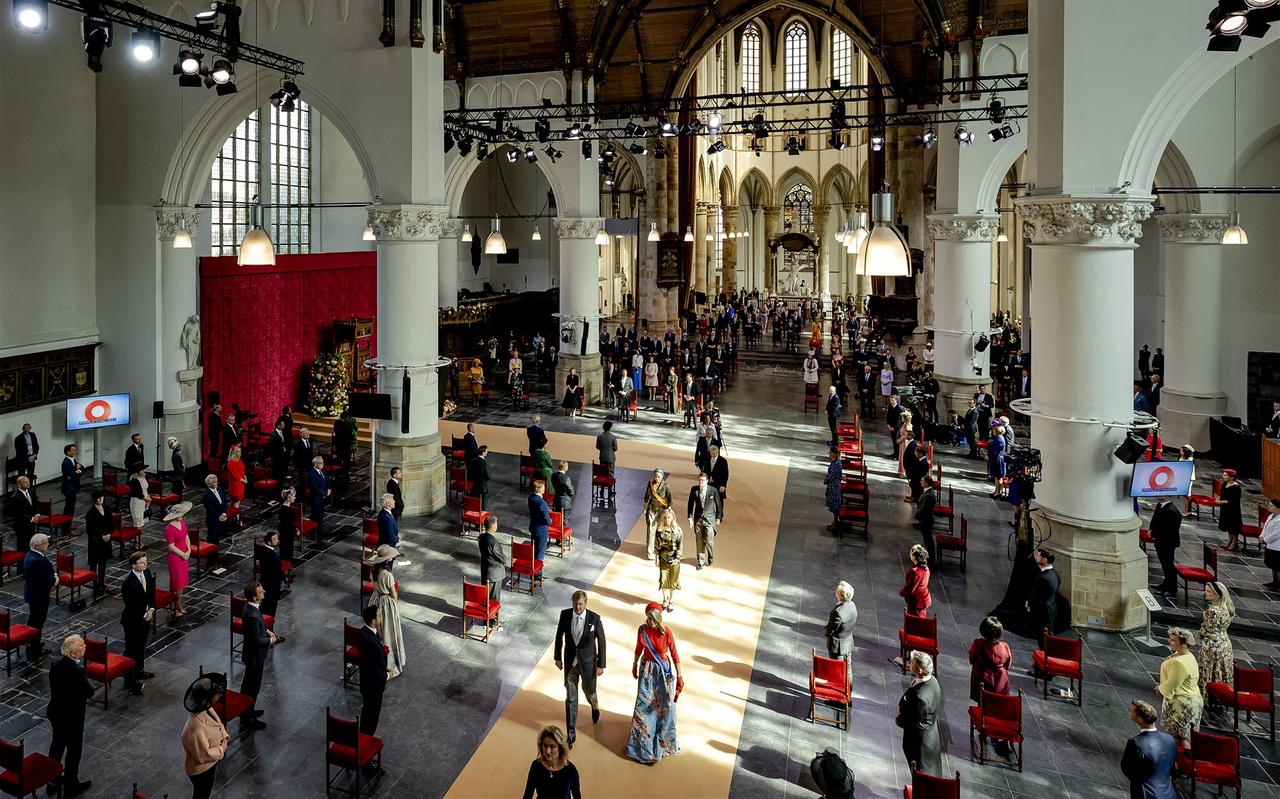 Koning Willem-Alexander en koningin Máxima verlaten na de Troonrede de Grote Kerk. Normaliter wordt de Troonrede in de Ridderzaal uitgesproken, maar omdat vanwege corona meer ruimte nodig was, werd voor het tweede jaar op rij uitgeweken naar deze locatie. Koning Willem-Alexander en koningin Máxima verlaten na de Troonrede de Grote Kerk. Normaliter wordt de Troonrede in de Ridderzaal uitgesproken, maar omdat vanwege corona meer ruimte nodig was, werd voor het tweede jaar op rij uitgeweken naar deze locatie.