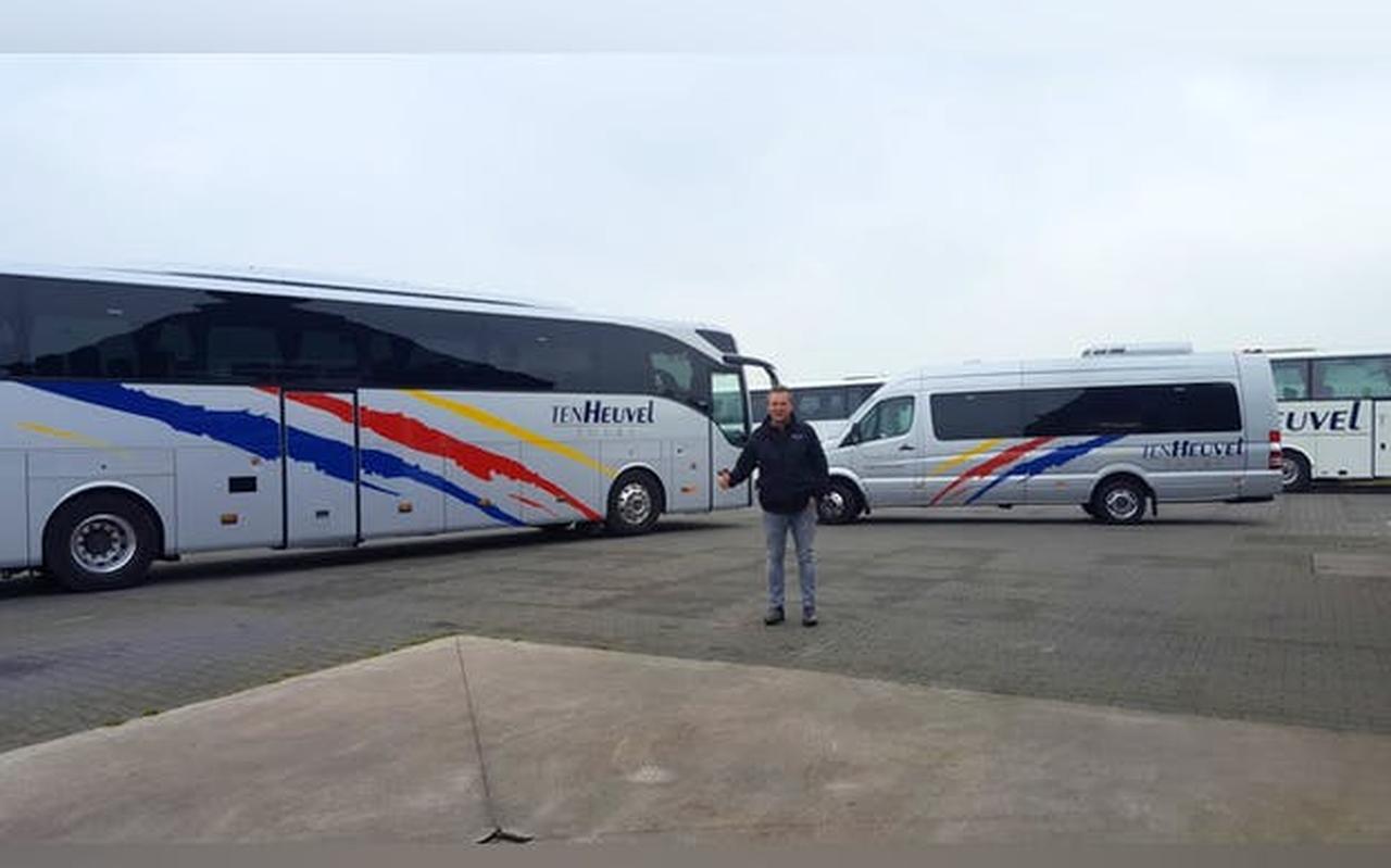 Ronnie ten Heuvel bij een paar van zijn taxibussen. Ronnie ten Heuvel bij een paar van zijn taxibussen.