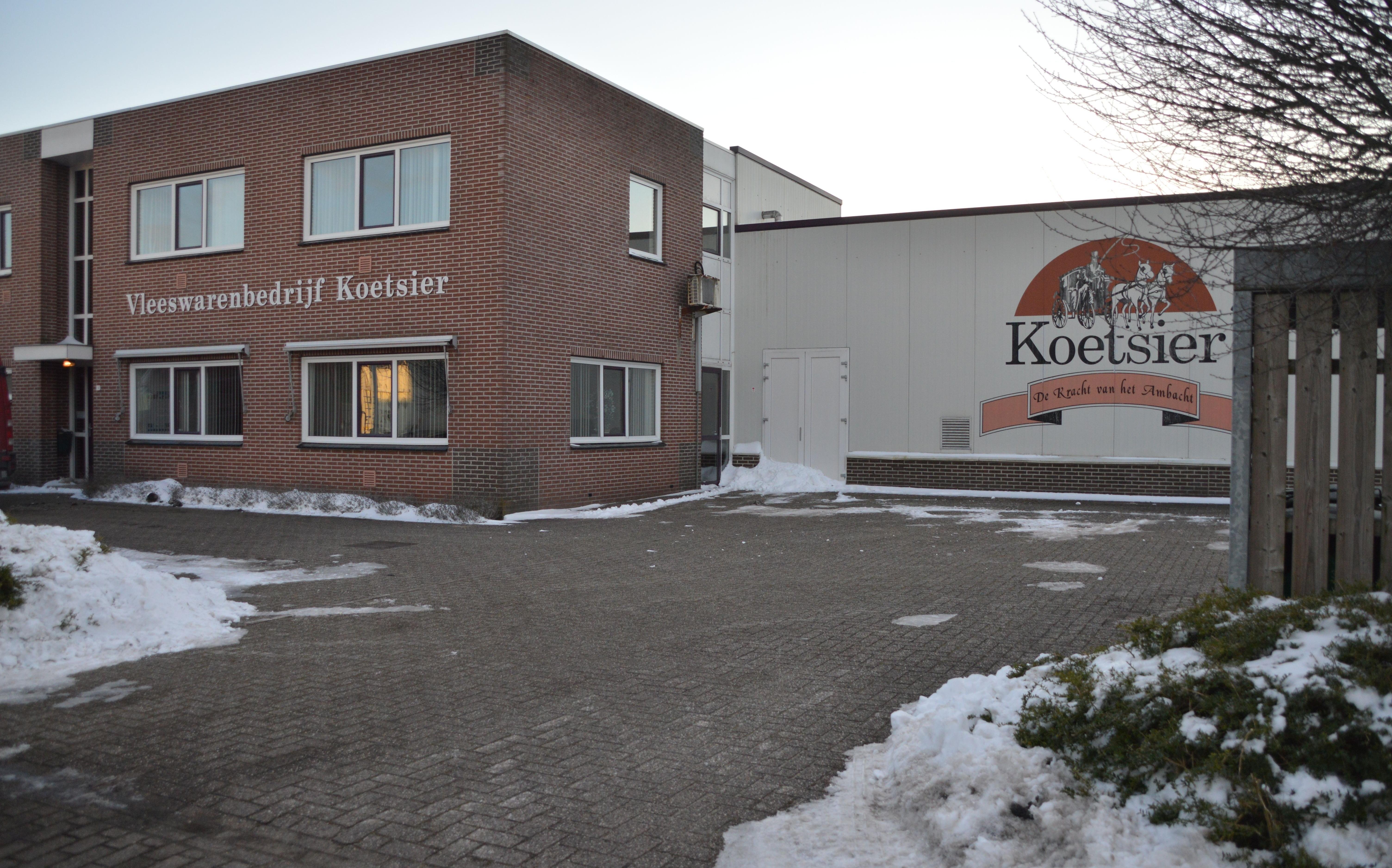 Het pand waar Koetsier Vleeswaren in gevestigd was, krijgt een nieuwe huurder. Straks geen worst, maar olijven. Het pand waar Koetsier Vleeswaren in gevestigd was, krijgt een nieuwe huurder. Straks geen worst, maar olijven.