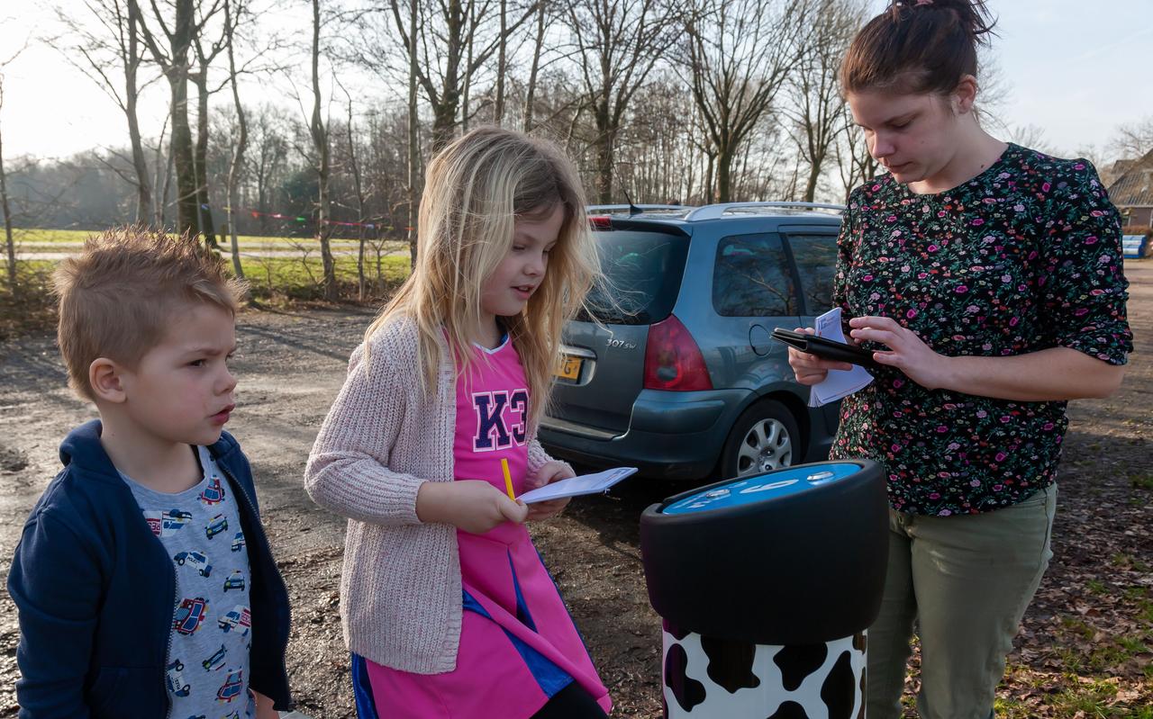 Iris en Milan Boes tijdens de tussenstop van de puzzeltocht in Oosteinde. Iris en Milan Boes tijdens de tussenstop van de puzzeltocht in Oosteinde.