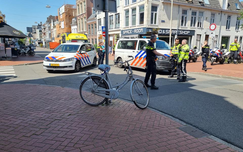 Fietser gewond na aanrijding met politiebusje in Groningen.