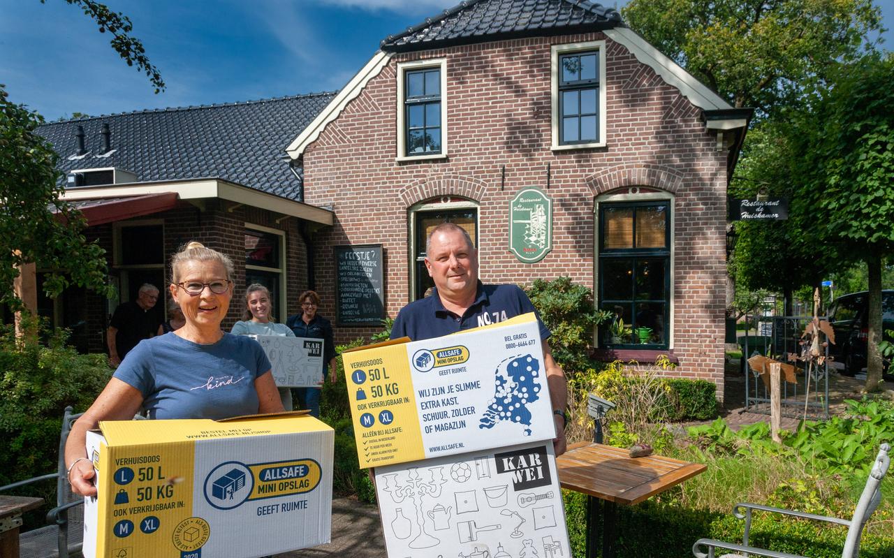 Anja en Pedro Klooster pakken hun biezen en verlaten eind september restaurant De Huiskamer in Ansen. Anja en Pedro Klooster pakken hun biezen en verlaten eind september restaurant De Huiskamer in Ansen.
