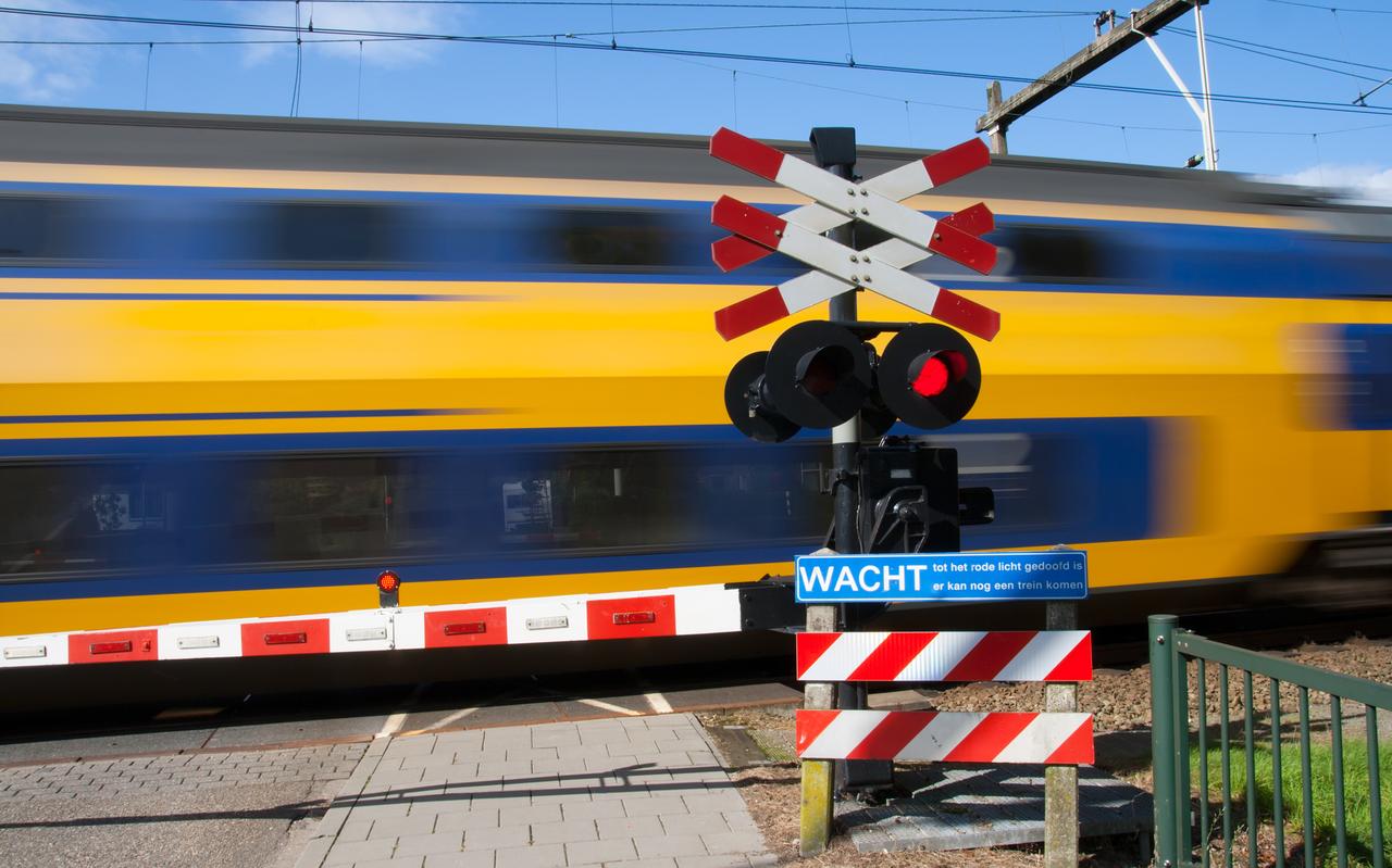 De Hoogeveense raad wil een onderzoek naar een treinverbinding tussen Hoogeveen en Emmen De Hoogeveense raad wil een onderzoek naar een treinverbinding tussen Hoogeveen en Emmen