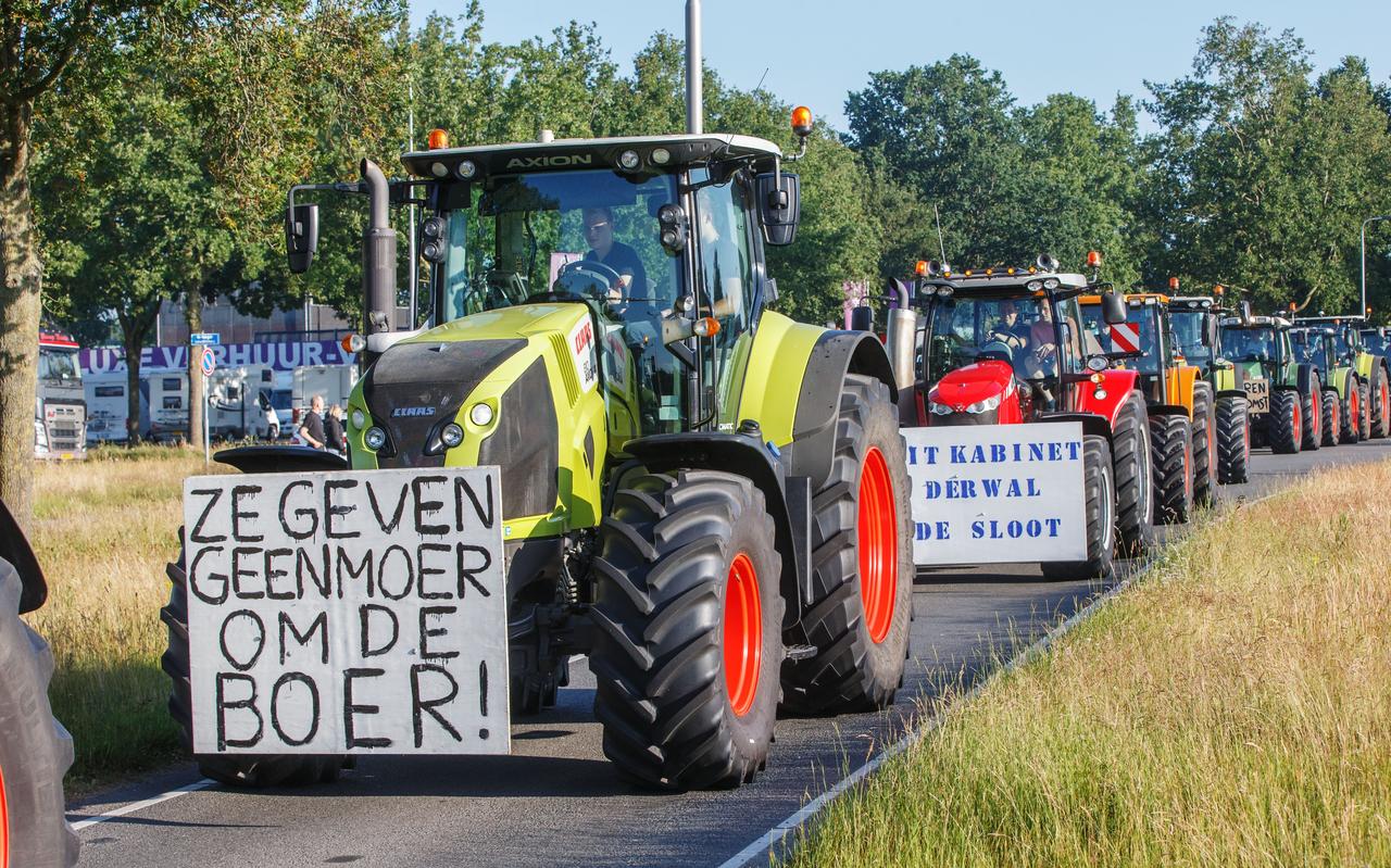 Met een lange reis voor de boeg vertrekken Drentse en Groninger boeren in alle vroegte vanaf de verzamelplaats in Rogat. Met een lange reis voor de boeg vertrekken Drentse en Groninger boeren in alle vroegte vanaf de verzamelplaats in Rogat.