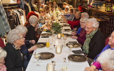 Tussen de jassen, blouses en schoenen genoten maandagavond 40 ouderen van een kerstdiner. Kledingzaak De Jongens was voor een avond omgetoverd tot restaurant en dat zorgde voor alleen maar blije gezichten. 